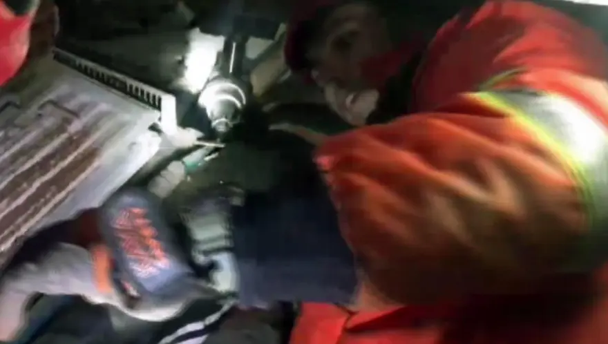 ENKAZ ALTINDA EKİPLERE TEŞEKKÜR ETTİ 95