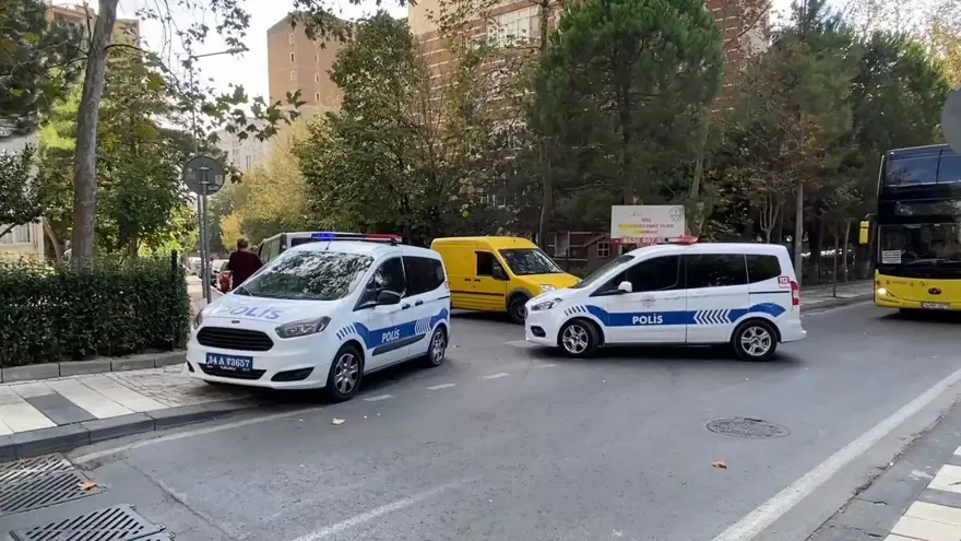 Beylikdüzü D-100 karayolunda hareketli dakikalar (Polis şüpheliyi ayağından vurdu) 