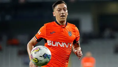 Mesut Özil futbolu bırakıyor mu?