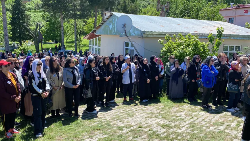Saadet öğretmene gözyaşlarıyla veda 3 Saadet öğretmene gözyaşlarıyla veda 3