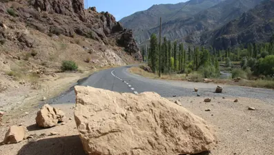 Dev kaya parçaları, Oltu- Artvin yolunu ulaşıma kapattı