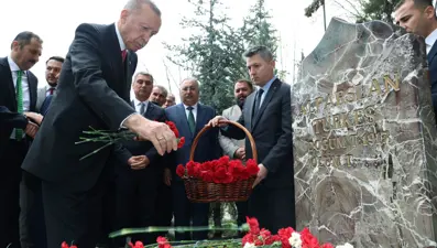 Cumhurbaşkanı Erdoğan'dan Alparslan Türkeş'in kabrine ziyaret