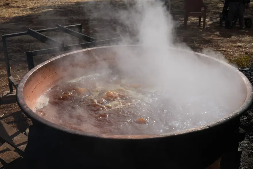 Kazan kazan şifa kaynatılıyor: Bir litresi 500 lira 1