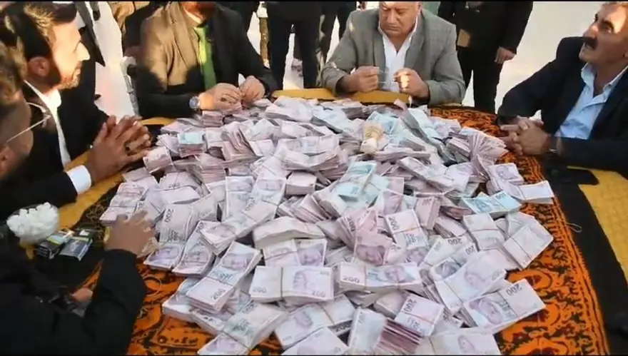 Düğünde takı töreni 5 saat sürdü: 4 kilo altın, 10 milyon TL para takıldı 5