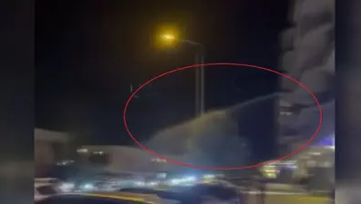 Yüksek sesle müzik açan sürücülere balkondan su sıktı