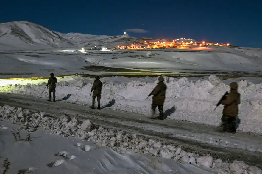 "Hudut kartalları" yeni yılı elleri tetikte karşıladı 36