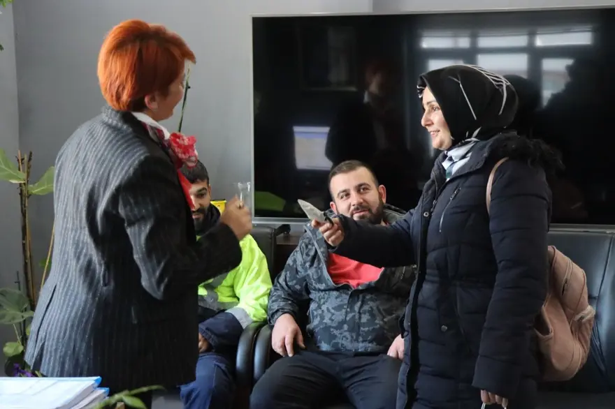 Yalova'da temizlik görevlisi bulduğu cüzdanı sahibine teslim etti 2