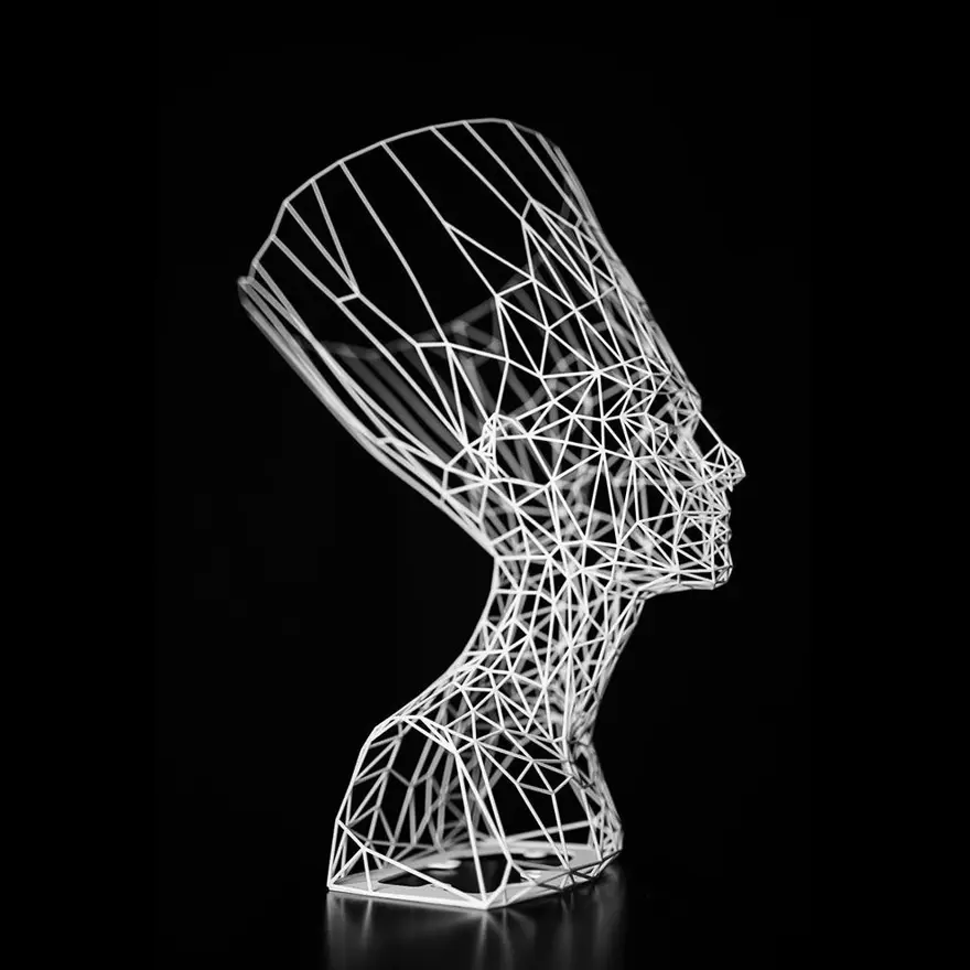 Slovak sanatçı 60 bin bal arısıyla Nefertiti büstü yaptı 1 Slovak sanatçı 60 bin bal arısıyla Nefertiti büstü yaptı 1