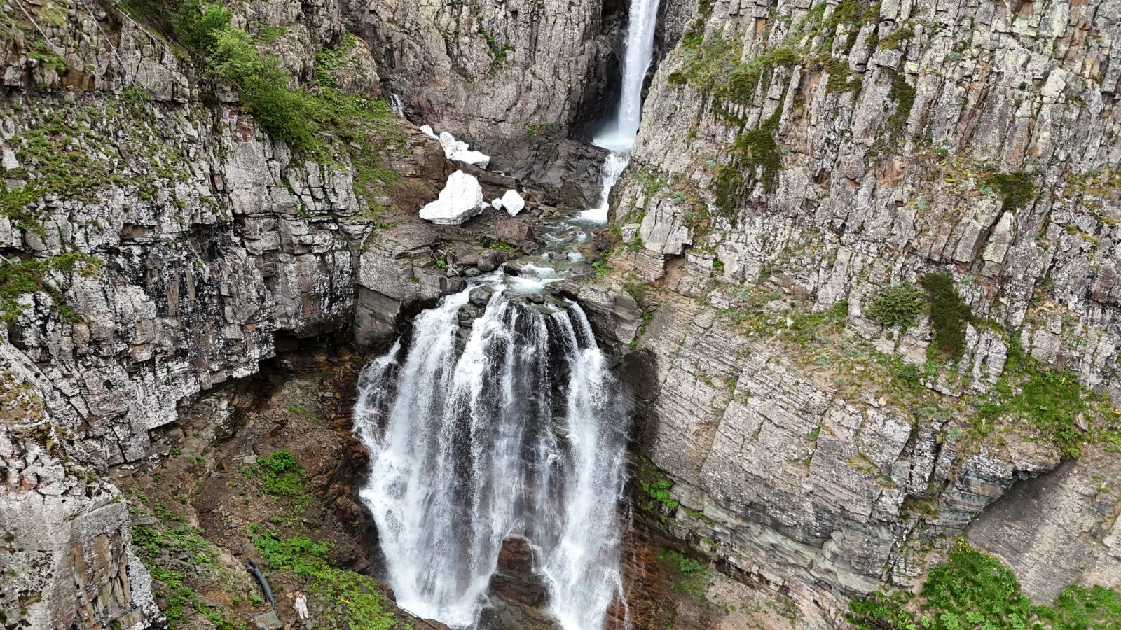 Artvin'in saklı güzelliği: Bazgiret Şelalesi en coşkulu döneminde