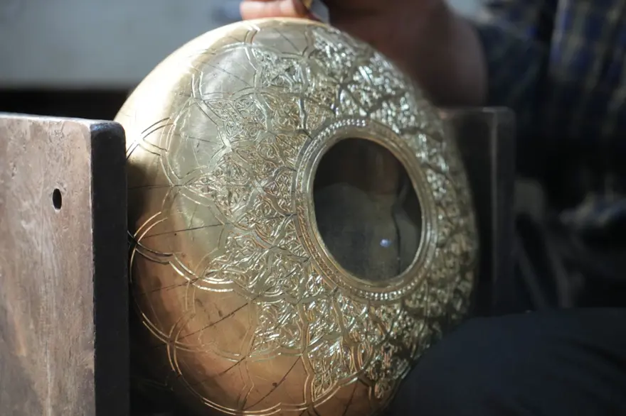 İlmek ilmek işlenen bakır ibrikleri 100 bin TL'ye satıyor: ''Herkesin alabileceği bir ürün değil'' 1 İlmek ilmek işlenen bakır ibrikleri 100 bin TL'ye satıyor: ''Herkesin alabileceği bir ürün değil'' 1