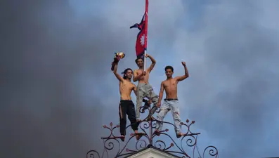 Nepal yeni liderini arıyor: Bakanlar dövüldü, ordu helikopterleri havalandı