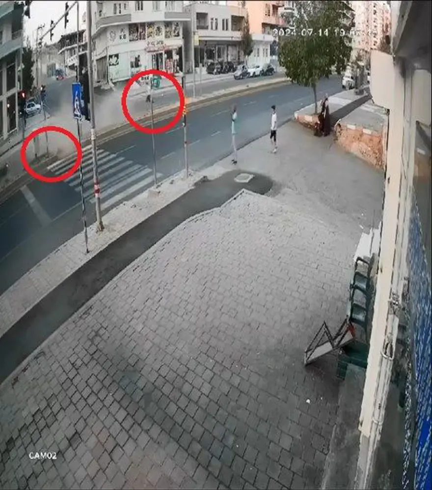 Metrelerce sürüklendiler: Motosiklet sürücülerinin feci kazası 9