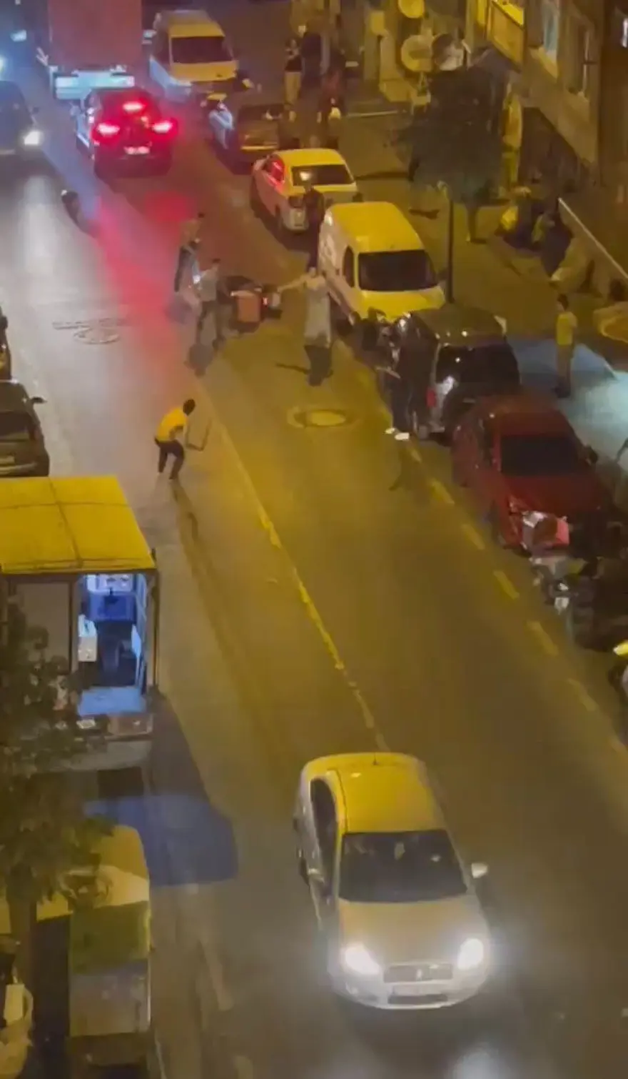 Akrabalar döner bıçaklarıyla birbirine girdi (Kavga alanında kaza yapan kuryeyi de dövdüler) 3 Akrabalar döner bıçaklarıyla birbirine girdi (Kavga alanında kaza yapan kuryeyi de dövdüler) 3