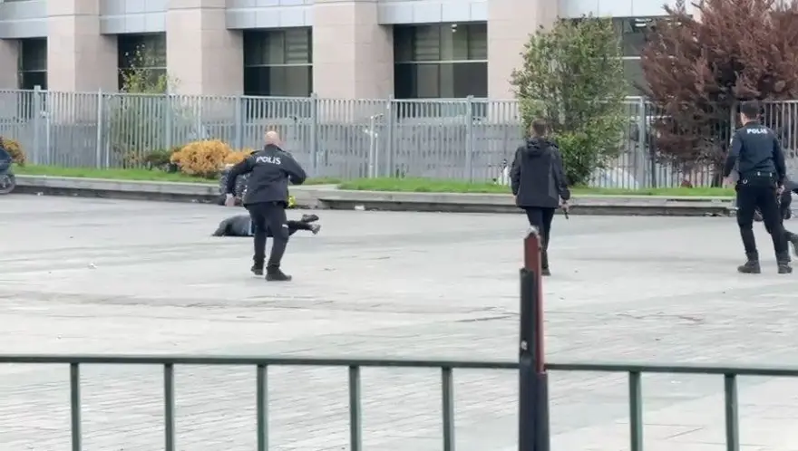 Çağlayan'da hareketli anlar: Adliyenin önünde başına silah dayadı, havaya ateş açtı 3