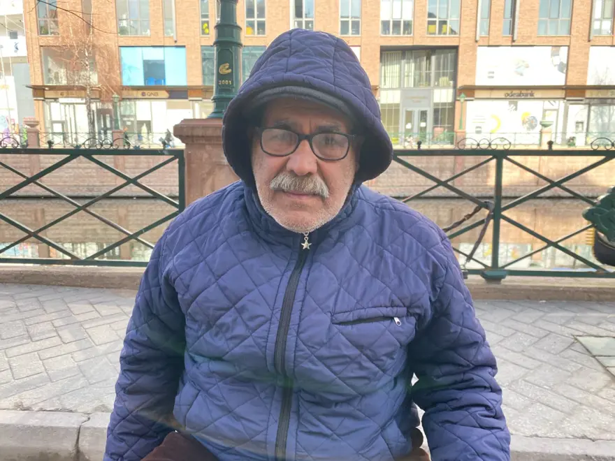 Soğuk, kar, yağmur demeden yıllardır sokakta sanatını icra ediyor 