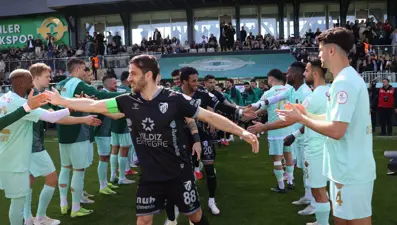 Şampiyon Kocaelispor, Esenler Erokspor takımı tarafından alkışlandı
