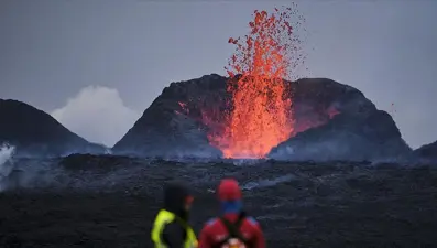 İzlanda'da yanardağ paniği: Turistik bölge boşaltıldı