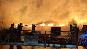 Mersin'de palet fabrikasında yangın Mersin'de palet fabrikasında yangın