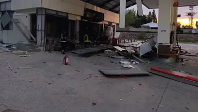 Van&#x27;da akaryakıt istasyonunda patlama
