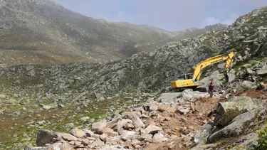 Yeşil Yol Projesi'nde çalışan kepçe operatörü ayağından vuruldu