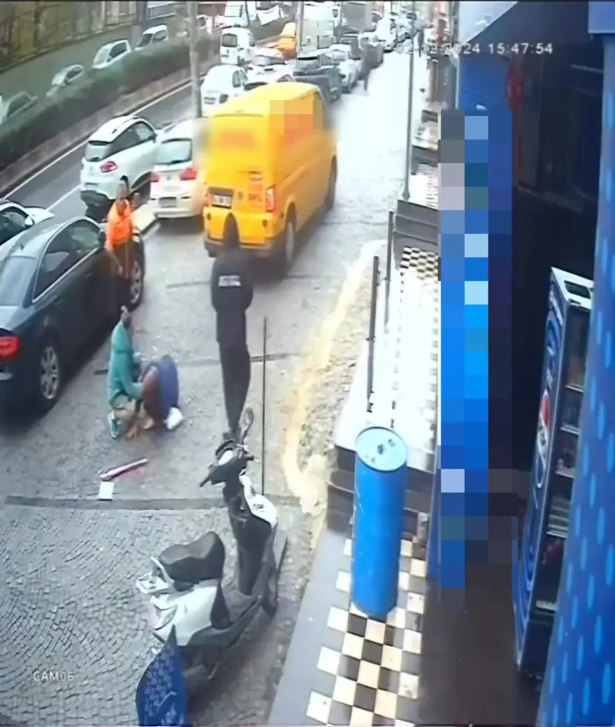 Yolda yürürken ölümdendöndü: Geri giden minibüs yayaya çarptı 3