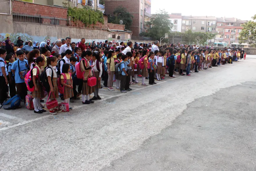 Okullar açıldı (18 milyon öğrenci ders başı yaptı) 3