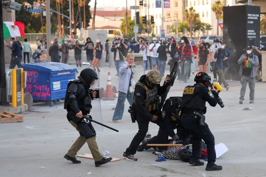 ABD'de toplu göçmen gözaltısı: Los Angeles sokakları karıştı ABD'de toplu göçmen gözaltısı: Los Angeles sokakları karıştı