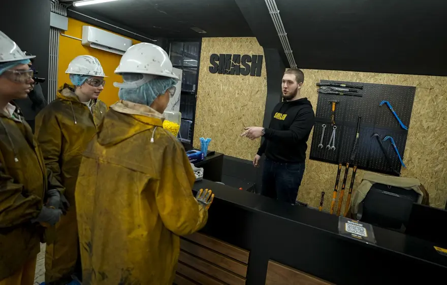 "Deşarj odası"na ilgi yoğun: Balyoz veya beyzbol sopasıyla kırıp döküyorlar 16