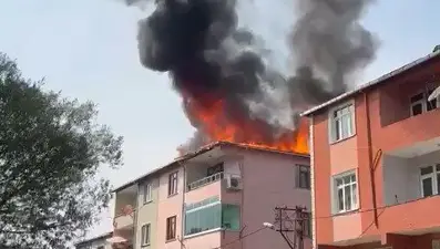 Sultanbeyli’de 3 katlı binanın çatısı alev alev yandı