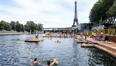 Fransa'da 102 yıl sonra ilk: Seine Nehri yüzmeye açıldı