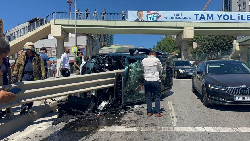 Pendik'te feci kaza: Bariyere ok gibi saplandı 