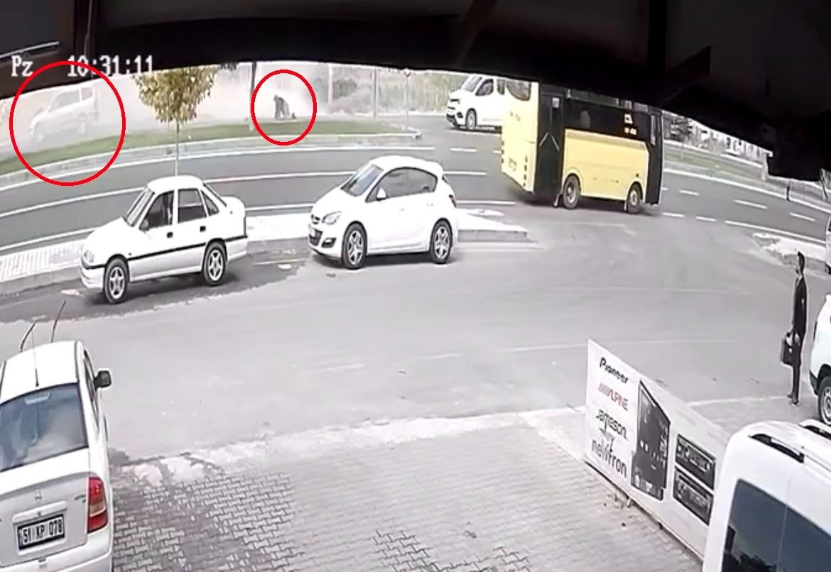 Otomobiller çarpışınca kadın yolcu camdan böyle fırladı