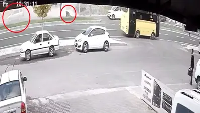Otomobiller çarpışınca kadın yolcu camdan böyle fırladı
