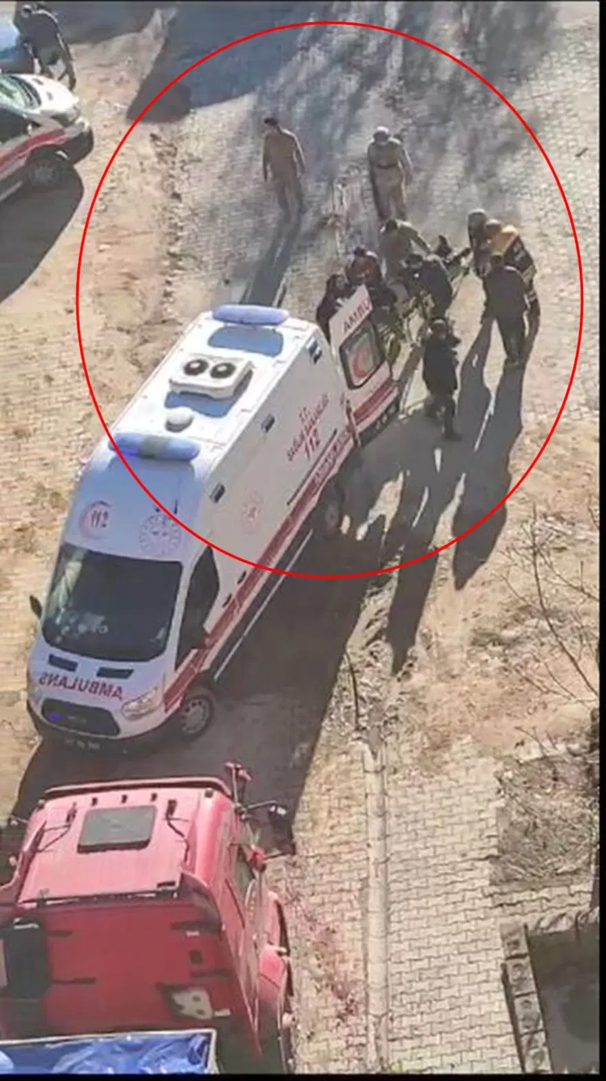 Husumetli aileler cadde ortasında çatıştı: 1 ölü, 2 yaralı 2 Husumetli aileler cadde ortasında çatıştı: 1 ölü, 2 yaralı 2