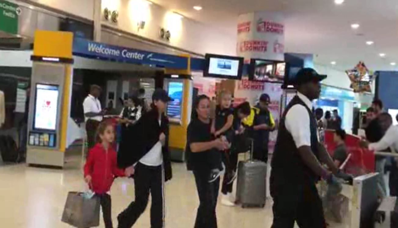 Ebru Gündeş kızı Alara ile birlikte New York'ta görüntülendi