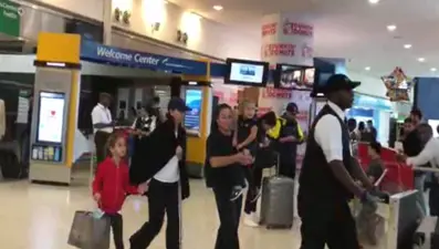 Ebru Gündeş kızı Alara ile birlikte New York'ta görüntülendi