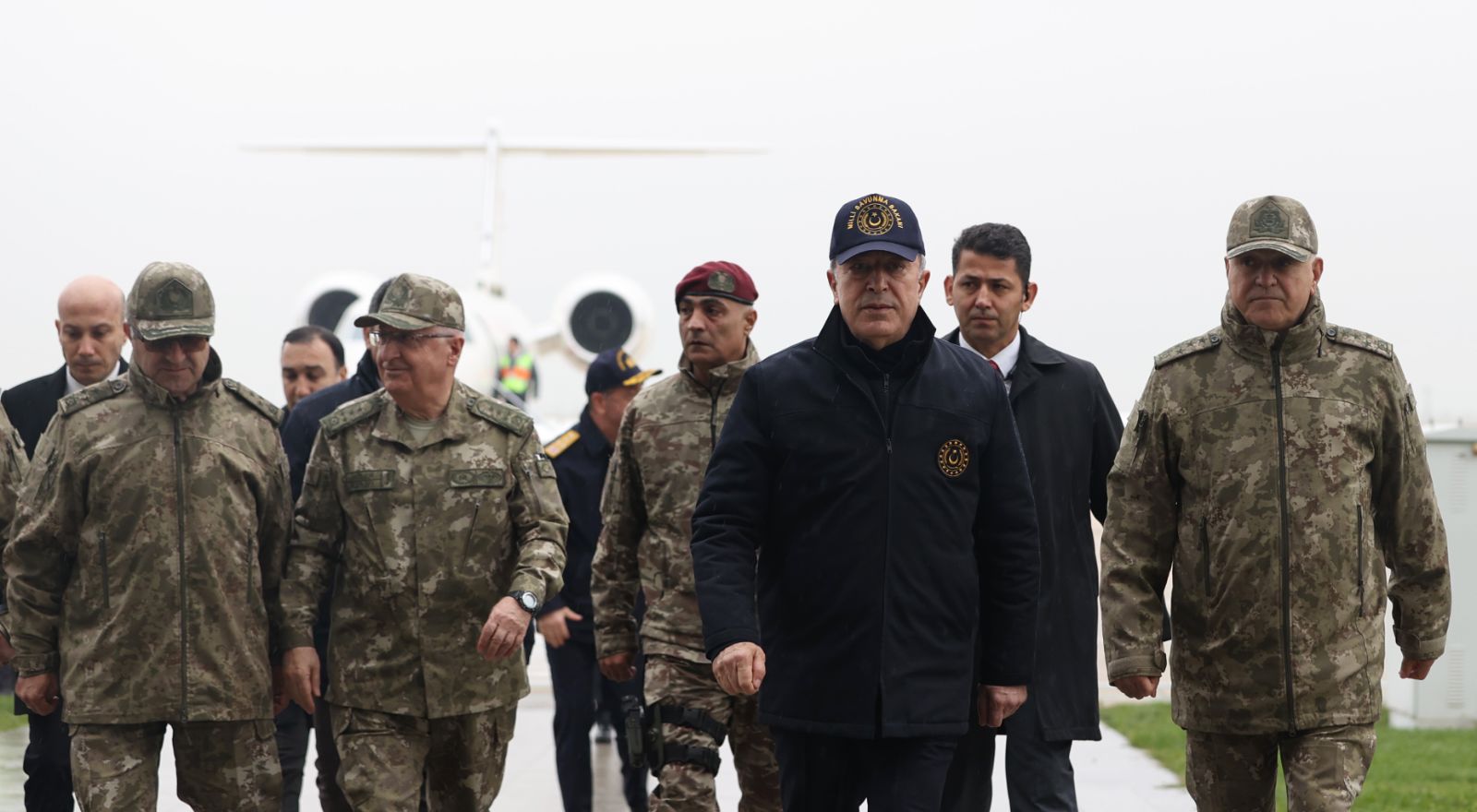 Bakan Akar ve komutanlar Suriye sınırında