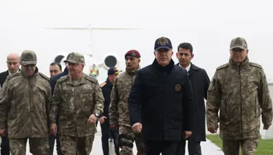 Bakan Akar ve komutanlar Suriye sınırında