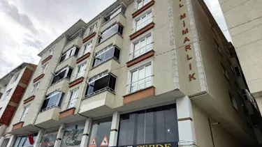 Boşanma aşamasındaki eşini boğazından bıçakladı