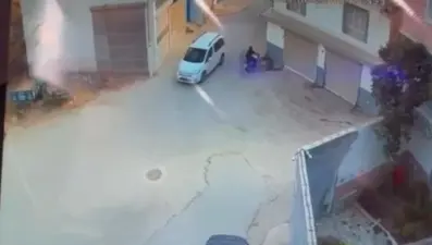 Motosikletli kadın duvara çarptı