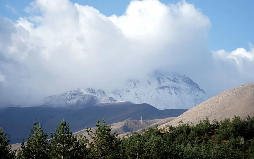 Erciyes'e mevsimin ilk karı yağdı 1