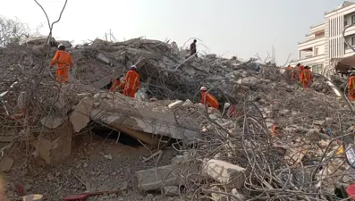 Türk ekipleri Myanmar'da: 5 gün sonra bir kişi enkazdan sağ çıkarıldı