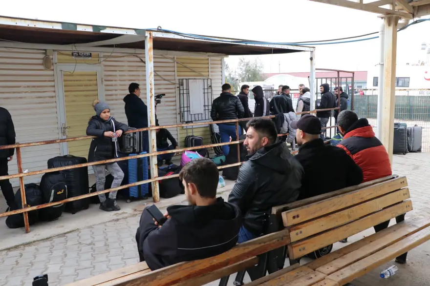 Türkiye'deki Suriyeliler ülkelerine dönüyor: Öncüpınar Gümrük Kapısı'nda yoğunluk 