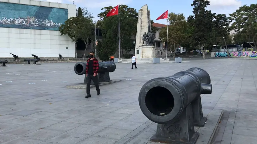 Fotoğraf çektirmek için girdiği tarihi topun içinden çıkamadı 5