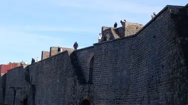 Küçük Remziye tarihi surların merdiveninden düştü