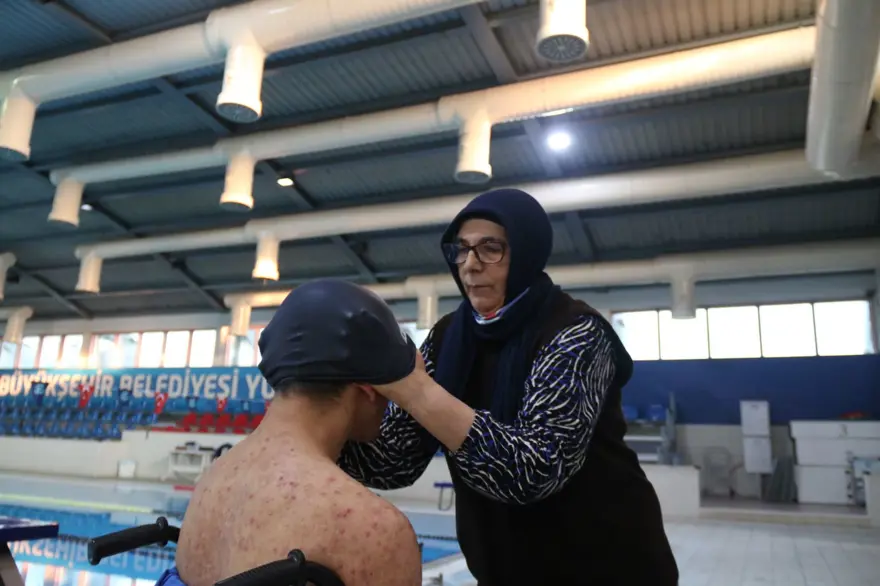 57 yaşındaki fedakar anne: 21 yıldır serebral palsi hastası oğlunu şampiyonluklara taşıyor 1
