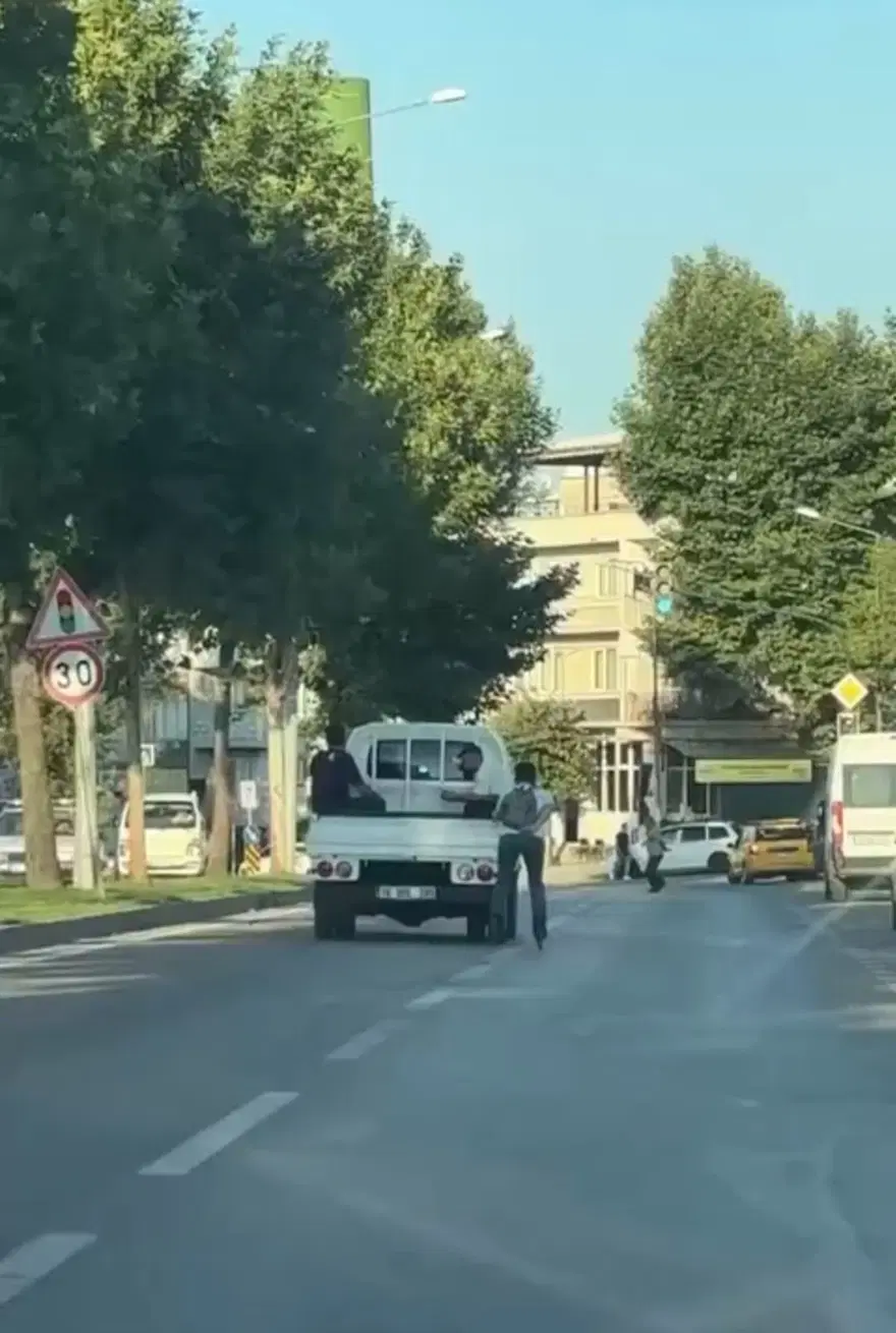 Kamyonetin kasasında tehlikeli yolculuk! Görenlerin yüreği ağzına geldi 3 Kamyonetin kasasında tehlikeli yolculuk! Görenlerin yüreği ağzına geldi 3