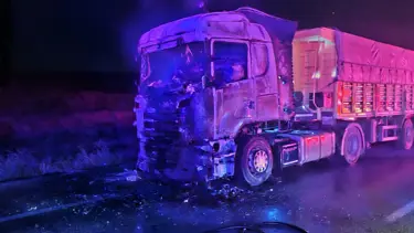 Seyir halindeki tır alevlere teslim oldu