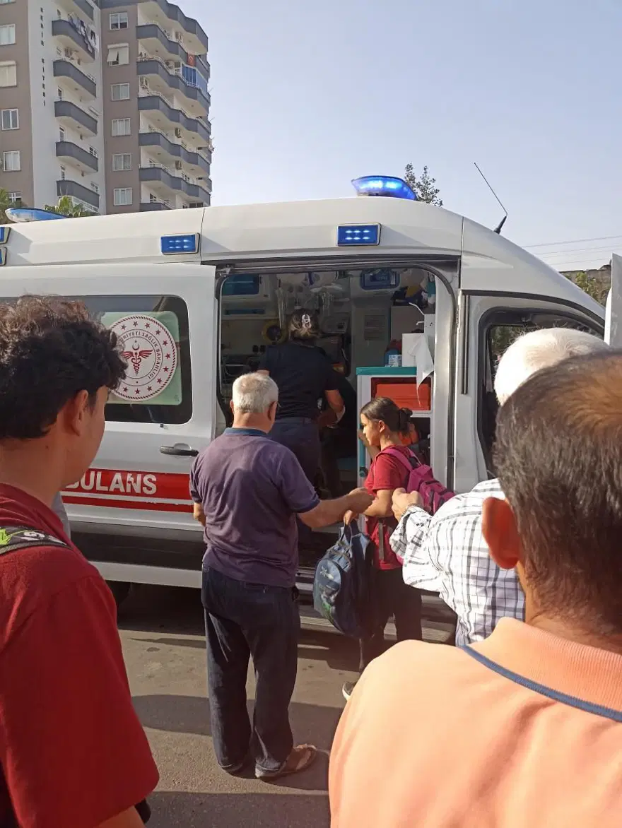 Kontrolden çıkan otomobil otobüs durağına daldı: 3 yaralı 1