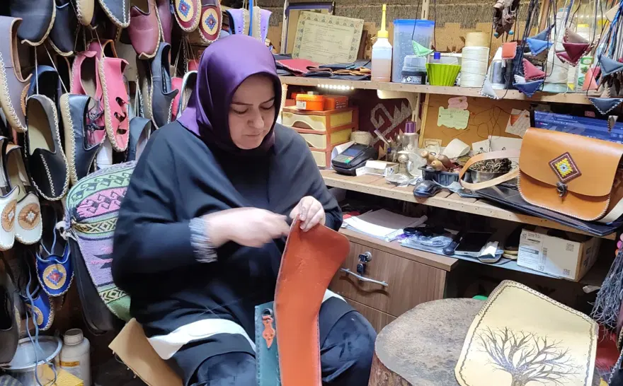 32 yıldır dede ve baba mesleğini devam ettiriyor: "Doğal boyayla çizimlerini yapıyorum" 32 yıldır dede ve baba mesleğini devam ettiriyor: "Doğal boyayla çizimlerini yapıyorum"